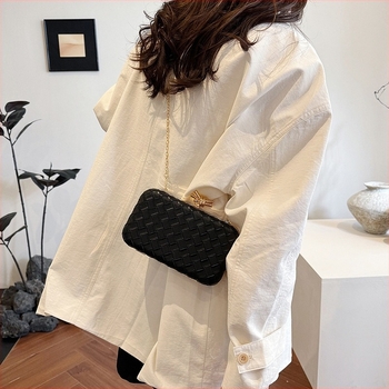 Kézzel szőtt estélyi clutch akrilból, retro stílusú váll- és keresztpántos táska