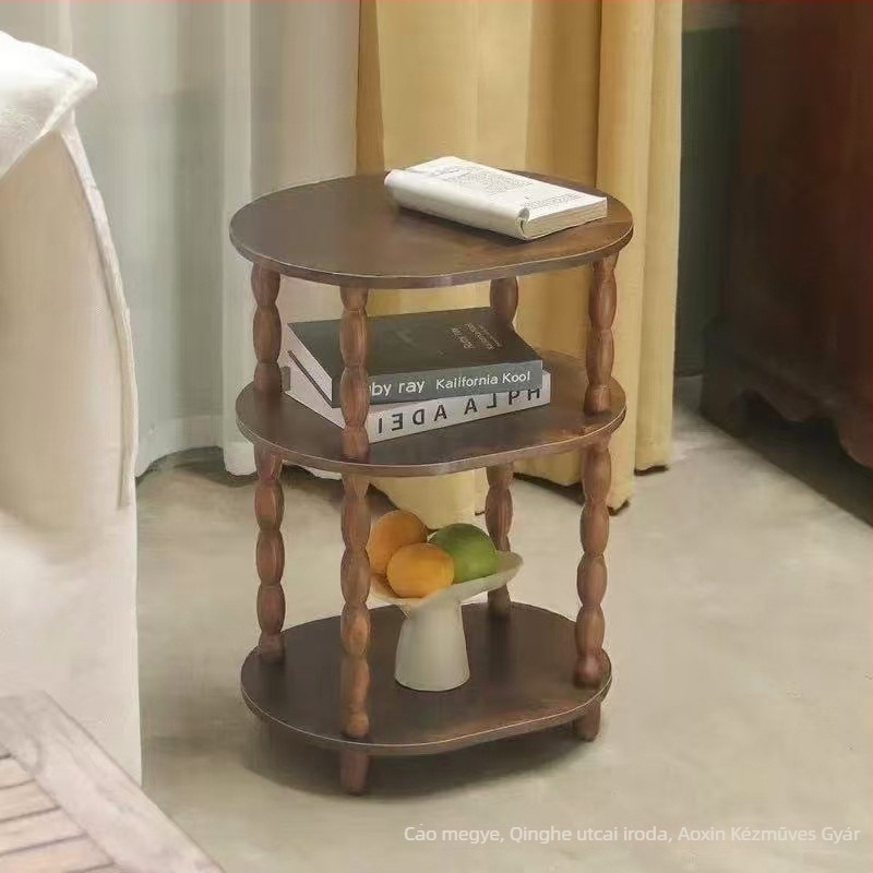 Tömör fából készült éjjeliszekrény háromszintes tárolóval, vintage stílusú nappaliba