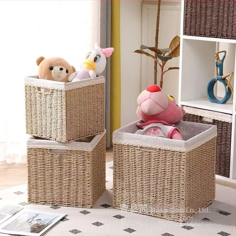 Minimalista, négyzet alakú tároló doboz könyvespolcra, fonott rattan stílusú kosár