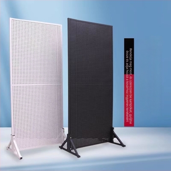 Függőleges padlón álló perforált pegboard állvány körkörös lyukas táblával, ékszerkiállításra és konyhai kellékek tárolására