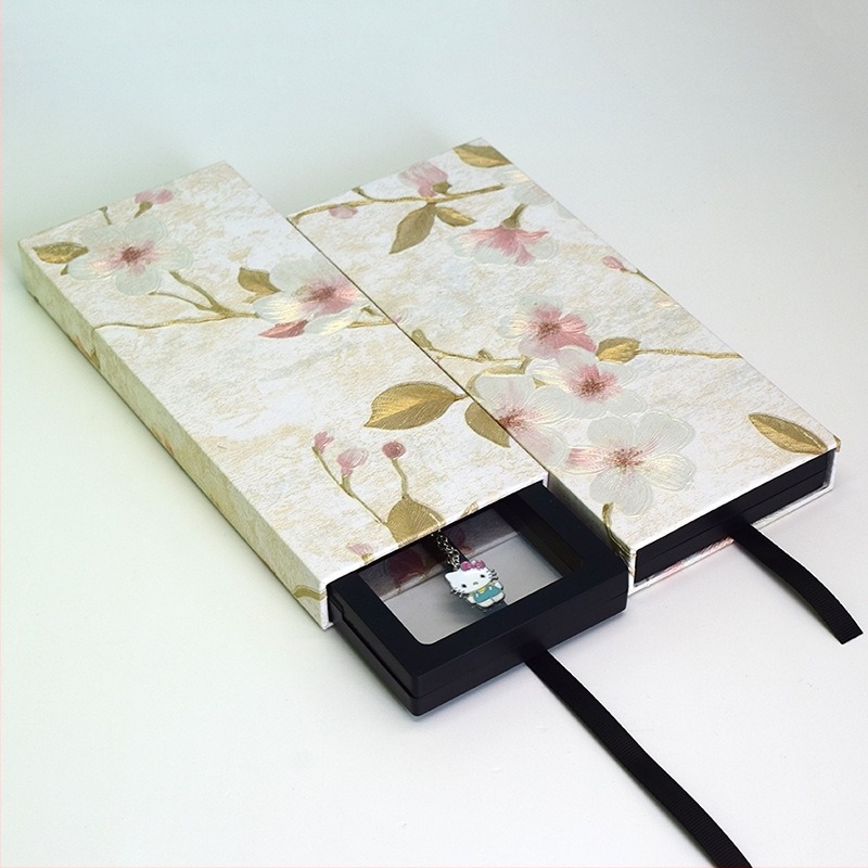 9×23 cm átlátszó tároló- és bemutatódoboz ékszerekhez, nyakláncokhoz, hajcsatokhoz, brošákhoz és kristály bojtokhoz