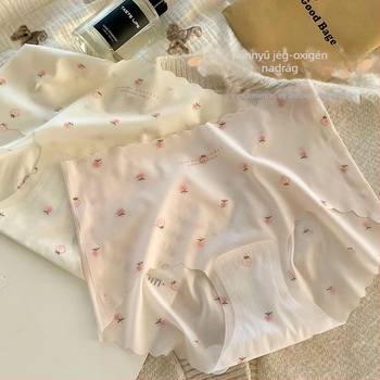 Vékony ice-silk női seamless alsónemű, középmagas derekú, eper mintával, 3D popsiformáz, nude érzetű