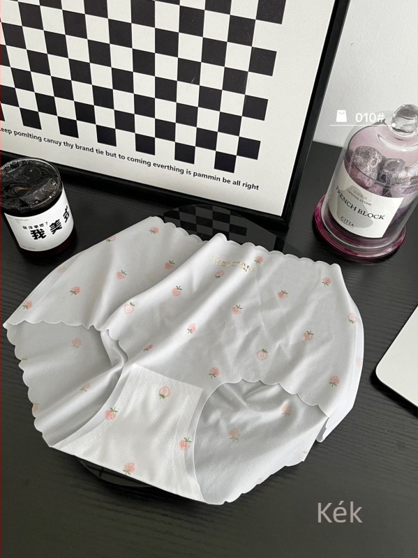 Vékony ice-silk női seamless alsónemű, középmagas derekú, eper mintával, 3D popsiformáz, nude érzetű