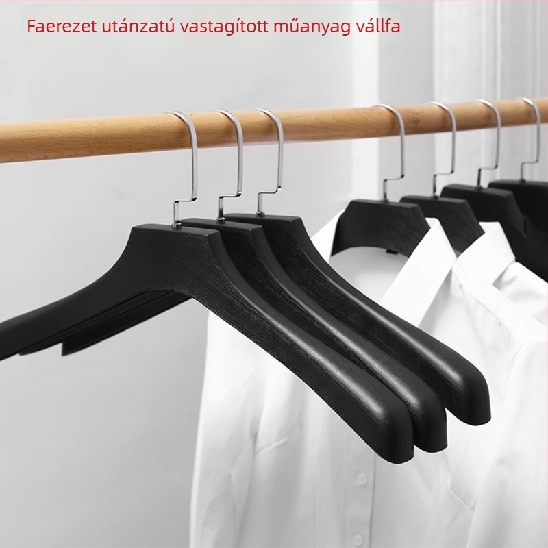 Fekete műanyag ruhakasztó, széles vállú, csúszásmentes, nyom nélküli, fa textúrájú imitációval, ruházati üzletekhez
