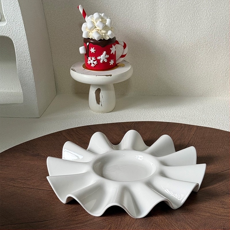 Új, rendkívül formájú fehér porcelán tál, lótuszleveles dizájn — elegáns étkezőtányér szállodák és éttermek számára, desszerttál