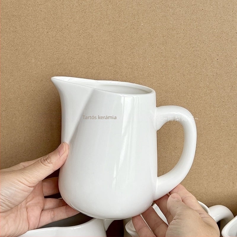 Fehér kerámia tejeskanna fogantyúval, minimalist stílus, 700 ml kapacitás