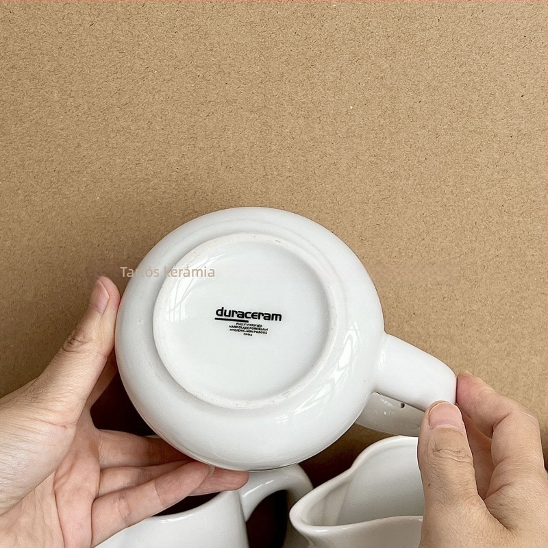 Fehér kerámia tejeskanna fogantyúval, minimalist stílus, 700 ml kapacitás