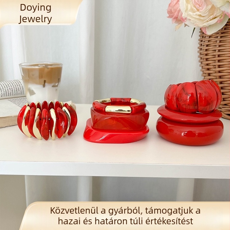Női piros gyanta karkötő — feltűnő elasztikus zsinór, egymásra rétegezhető divat ékszer