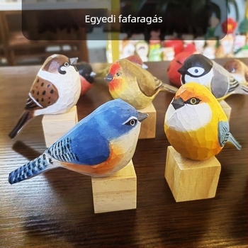 Kézzel készített, színes fa madárfigura – asztali dísz