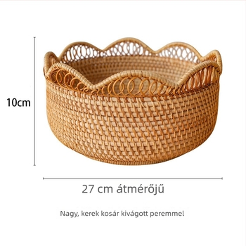 Kézzel szőtt rattan gyümölcskosár csipkés szélekkel; gyümölcsök, kenyér és nassolnivalók tárolására a nappaliban.