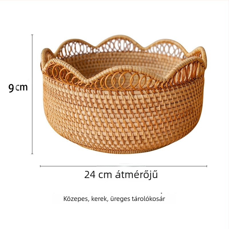 Kézzel szőtt rattan gyümölcskosár csipkés szélekkel; gyümölcsök, kenyér és nassolnivalók tárolására a nappaliban.