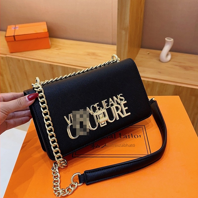Kis négyzet alakú crossbody táska lánccal, PU anyagból, minimalistikus és stílusos dizájn monogrammal.