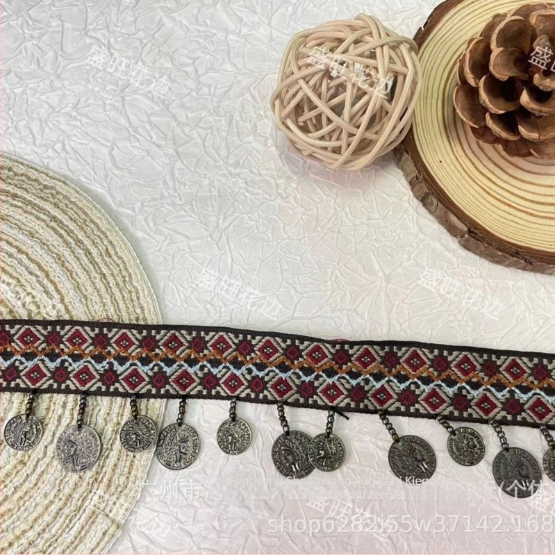Régi etno jacquard DIY fa gyöngyökkel és fém díszítőelemekkel színpadi ruhákhoz — ruhaszegély és szoknya díszítésére szolgáló csipkés kiegészítők
