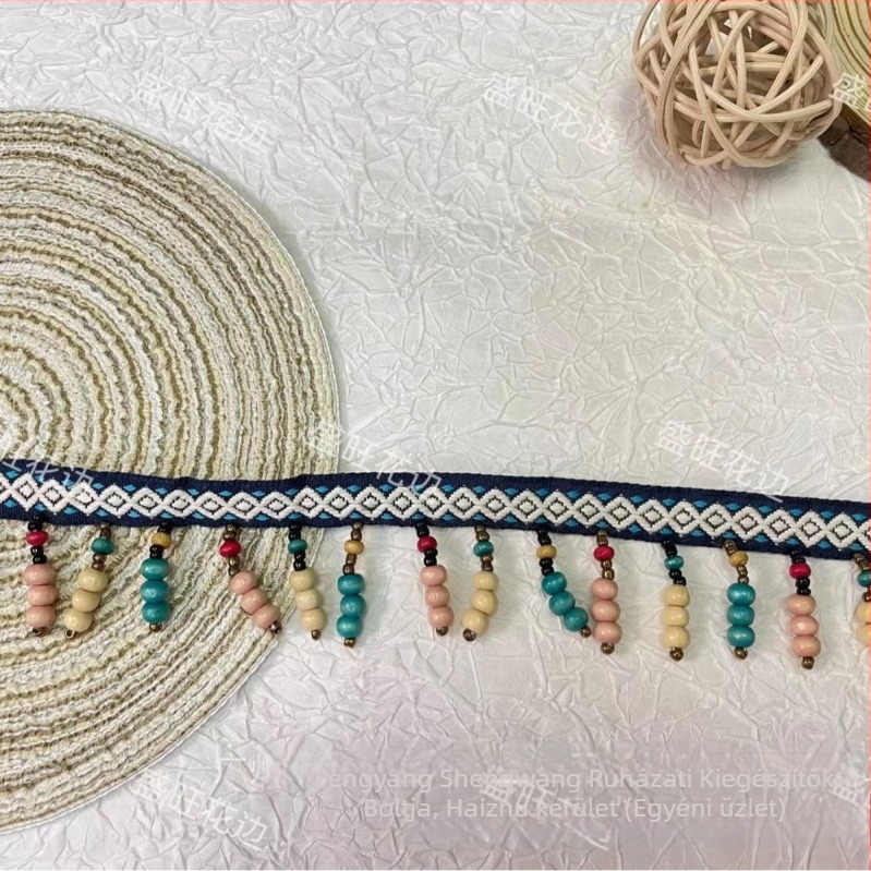 Régi etno jacquard DIY fa gyöngyökkel és fém díszítőelemekkel színpadi ruhákhoz — ruhaszegély és szoknya díszítésére szolgáló csipkés kiegészítők
