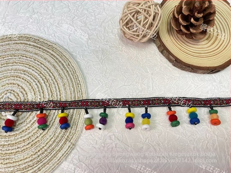 Régi etno jacquard DIY fa gyöngyökkel és fém díszítőelemekkel színpadi ruhákhoz — ruhaszegély és szoknya díszítésére szolgáló csipkés kiegészítők