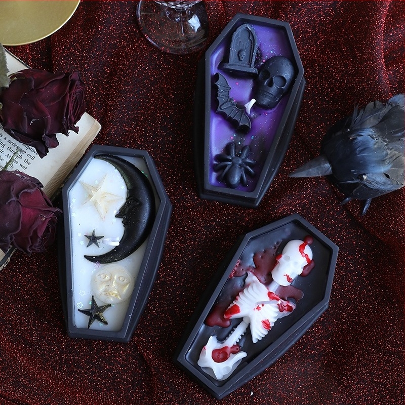 Halloween dekorációs gyertya koporsó formában, vámpír alakú, koponya és sírkő motívummal, illatos