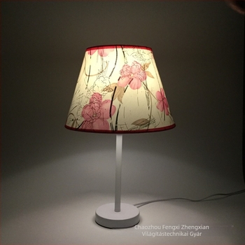 Kínai stílusú retro asztali lámpa textile árnyékolóval, E27-es foglalattal, virágos dizájnnal, hálószobába, otthonra vagy hotelfolyosóra
