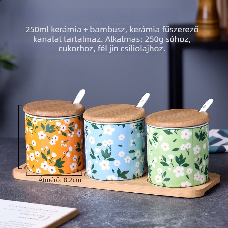 Kerámia fűszertartó készlet: sótartó, chili-olajat tartó üveg és cukormártás üveg, bambusz alappal, porcelán fedéllel és kanállal