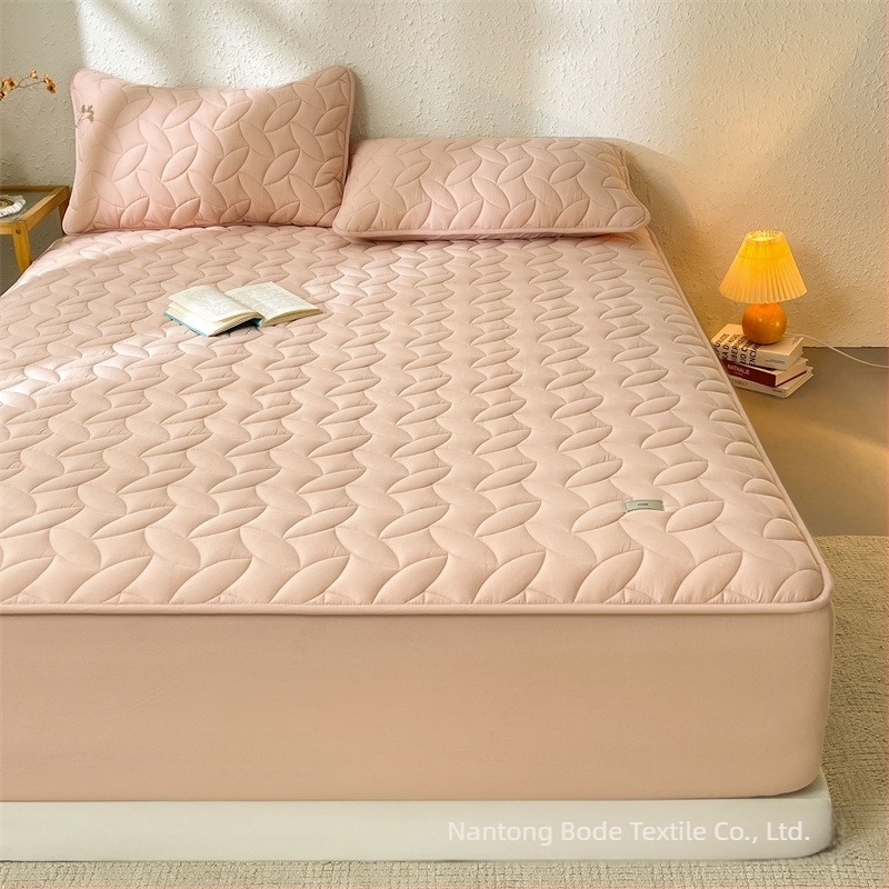 100% pamut quiltált ágyneműkészlet, három részes, anti-slip és porvédő matracvédővel