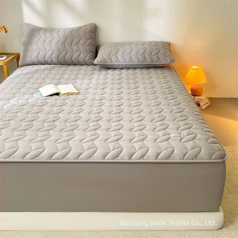 100% pamut quiltált ágyneműkészlet, három részes, anti-slip és porvédő matracvédővel
