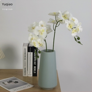 Fehér Phalaenopsis selyemvirágokból készült csokor otthoni dekorációhoz