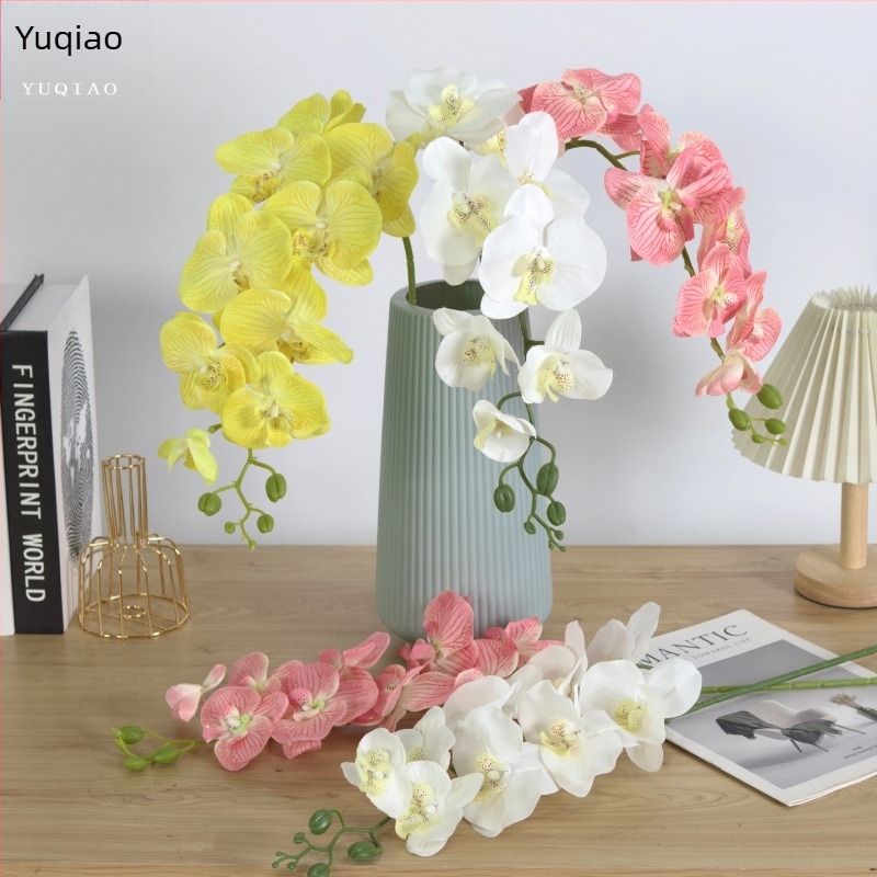 Fehér Phalaenopsis selyemvirágokból készült csokor otthoni dekorációhoz