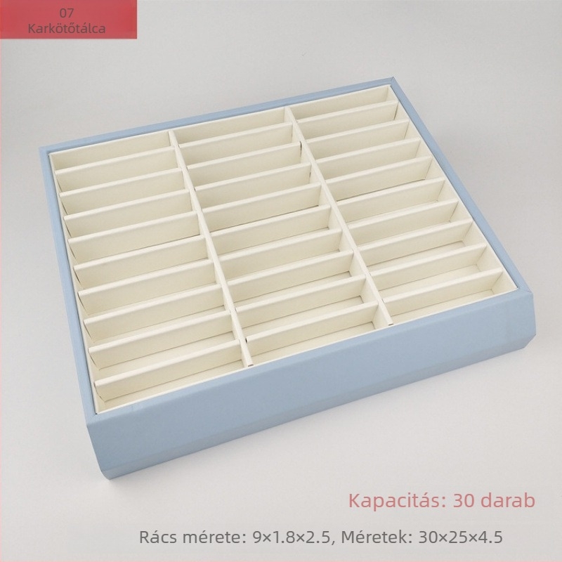Ékszerkiállító pult: ezüst ékszerekhez tartozó tálcák, platina kiállítás, gyöngyök kiállítása, karkötő kiállítása, kék nyaklánc
