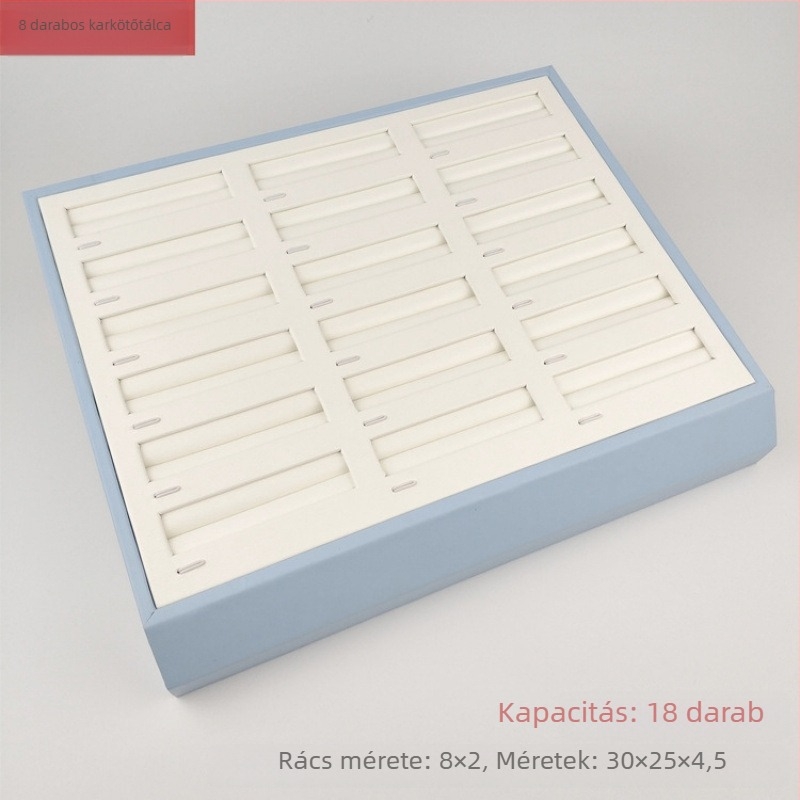 Ékszerkiállító pult: ezüst ékszerekhez tartozó tálcák, platina kiállítás, gyöngyök kiállítása, karkötő kiállítása, kék nyaklánc