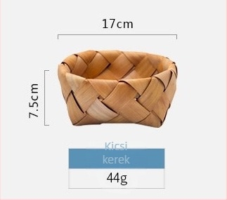 Kézzel szőtt fa szeletekből készült tárolókosár gyümölcsöknek, zöldségeknek és konyhai kellékeknek.