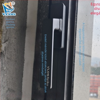 Külsőre nyíló U-alakú ablakfogó alumínium ötvözetből, húzás–nyomásos működtetés, kétpontos zár, hőhídas kialakítás, méretek 70/90 és 50