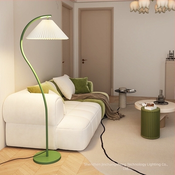 Skandináv stílusú állólámpa krém színű árnyékolóval, függőlegesen redőzött árnyékolóval, minimalist design nappaliba, dolgozószobába vagy hálószobába