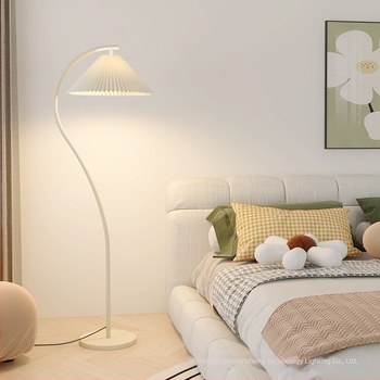 Skandináv stílusú állólámpa krém színű árnyékolóval, függőlegesen redőzött árnyékolóval, minimalist design nappaliba, dolgozószobába vagy hálószobába