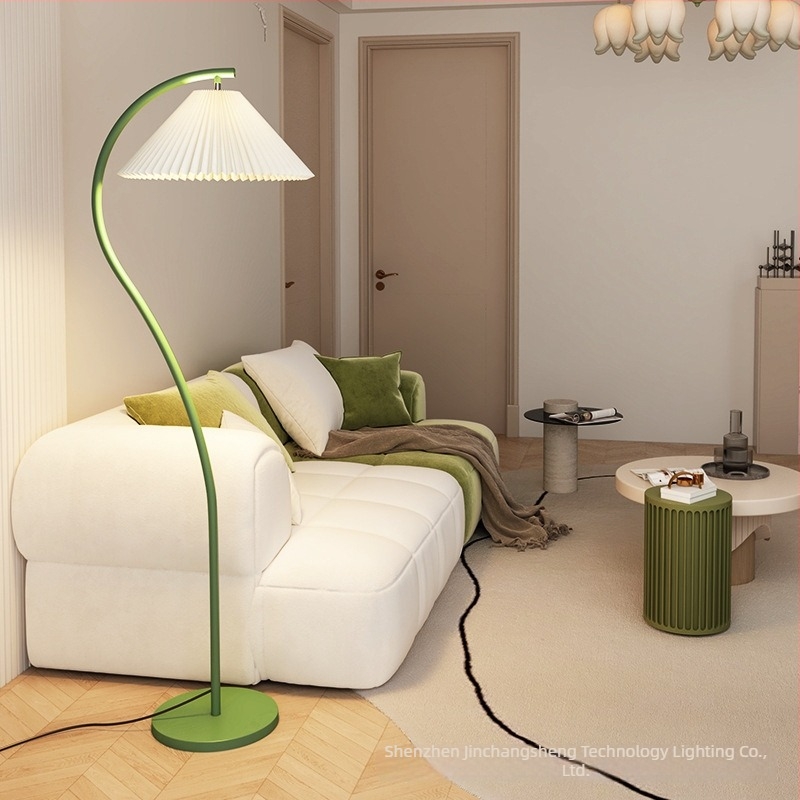 Skandináv stílusú állólámpa krém színű árnyékolóval, függőlegesen redőzött árnyékolóval, minimalist design nappaliba, dolgozószobába vagy hálószobába