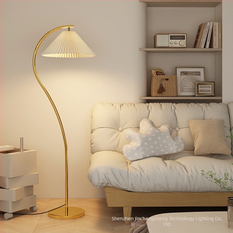 Skandináv stílusú állólámpa krém színű árnyékolóval, függőlegesen redőzött árnyékolóval, minimalist design nappaliba, dolgozószobába vagy hálószobába