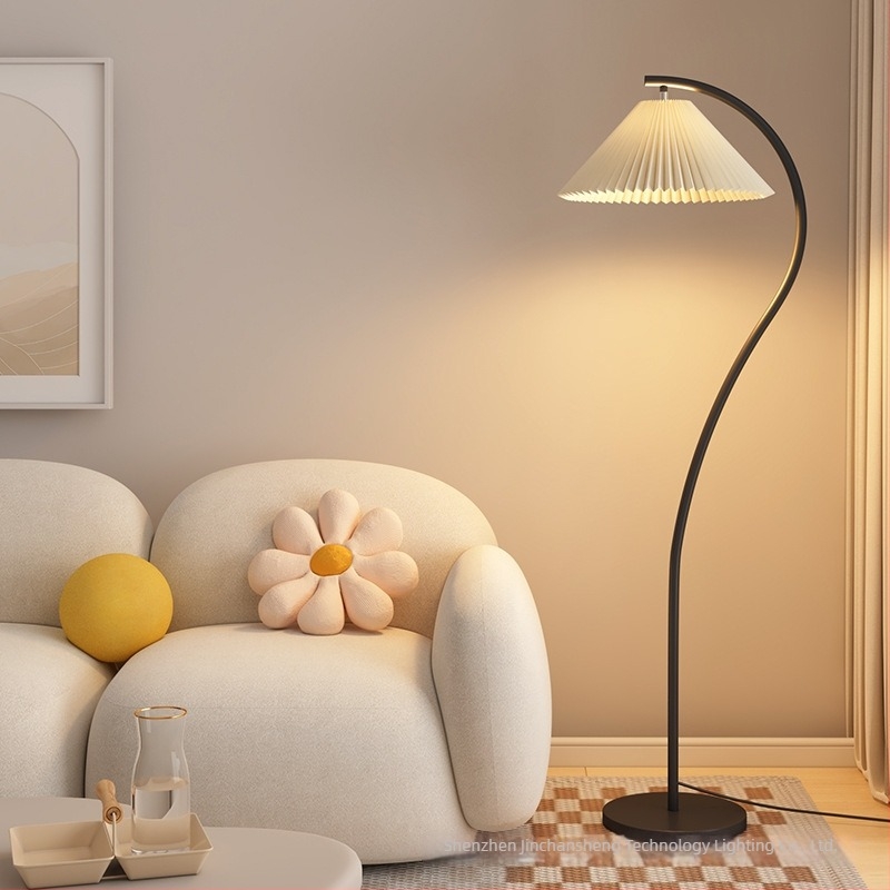 Skandináv stílusú állólámpa krém színű árnyékolóval, függőlegesen redőzött árnyékolóval, minimalist design nappaliba, dolgozószobába vagy hálószobába
