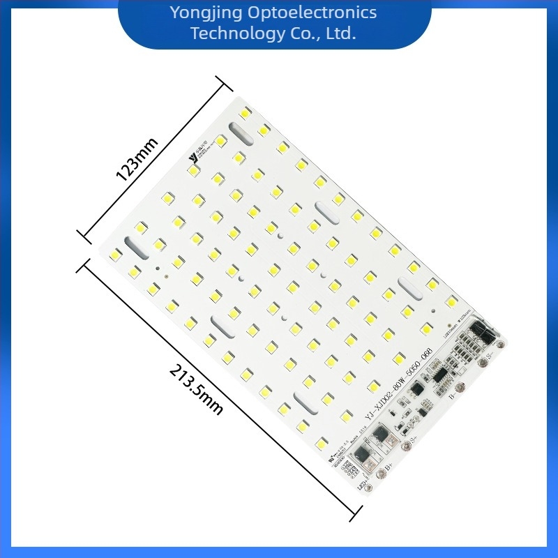 80 LED-et tartalmazó integrált napelemes LED-fényforrás panel