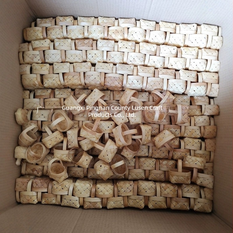 Mini tojás alakú csokoládés ajándékkosár gyerekeknek — játék kosár hercegnőnek és hercegnek