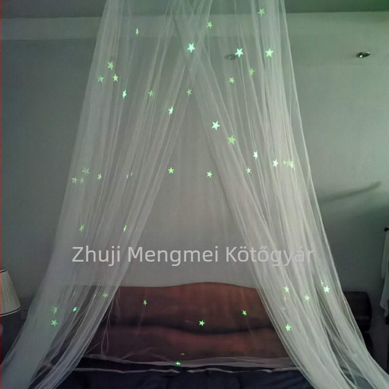 Fénylő csillagokkal ellátott kör szúnyogháló egy ajtóval, minimalist palota-stílusban