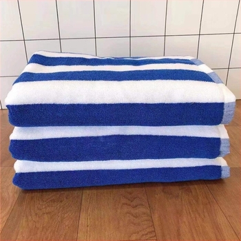 100% pamut kék-fehér csíkos yarn-dyed törölköző, vastított, kiváló nedvszívó képesség, méret 150×75 cm, logóval ellátva
