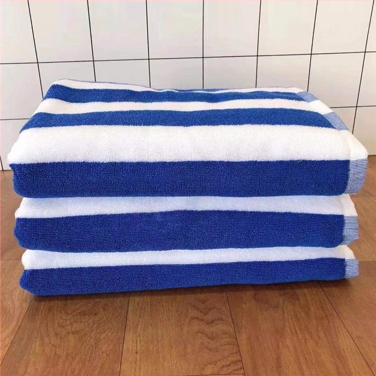 100% pamut kék-fehér csíkos yarn-dyed törölköző, vastított, kiváló nedvszívó képesség, méret 150×75 cm, logóval ellátva