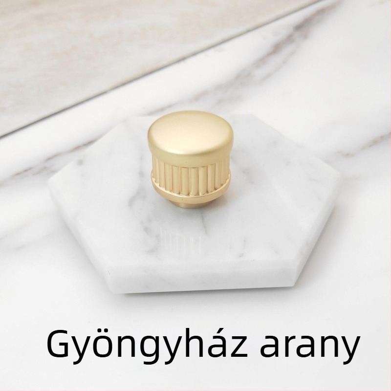Arany gardróbajtó fogantyú, modern minimalista stílus, visszafogott luxus, bútorhardver, skandináv dizájn, rögzítés egyetlen lyukon
