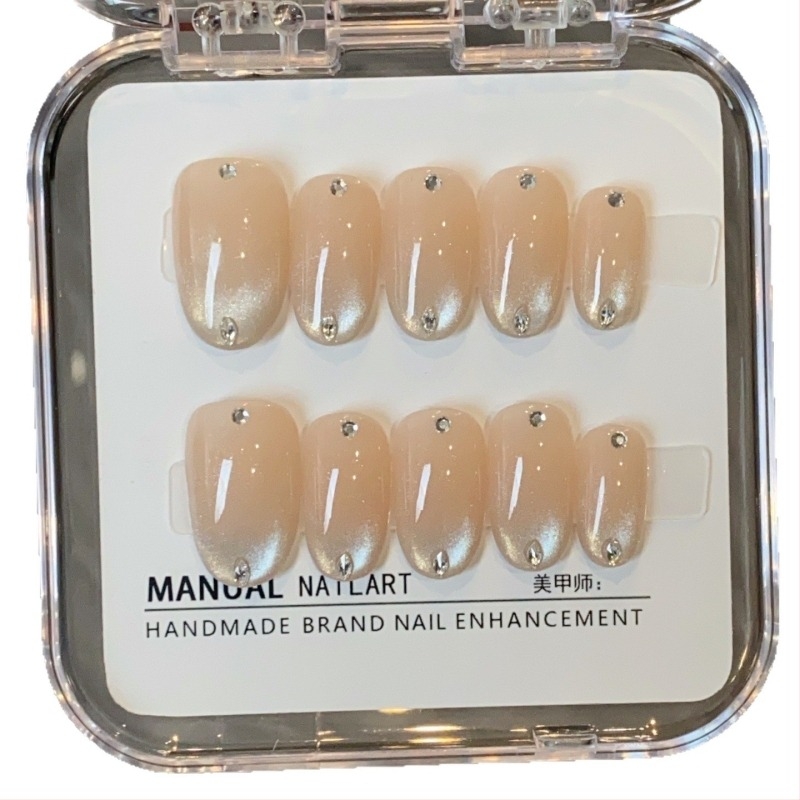 Kézzel készített köröm matrica, gradient cat-eye nude árnyalat, világosító manikűr, letisztult dizájn, prémium felület
