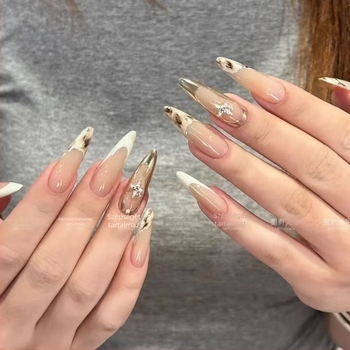 Kézzel készített, viselhető manikűr aszimmetrikus francia mintával és elmosódott leopard mintával; elegáns európai–amerikai high-end megjelenés