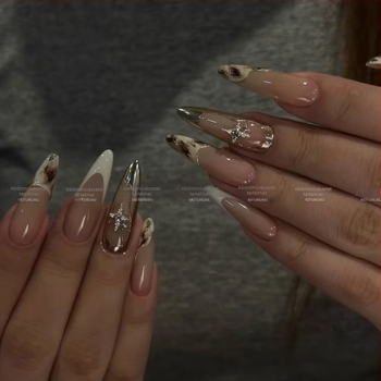 Kézzel készített, viselhető manikűr aszimmetrikus francia mintával és elmosódott leopard mintával; elegáns európai–amerikai high-end megjelenés