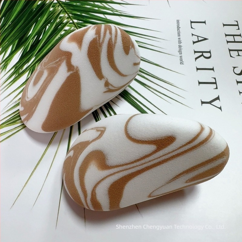Többszínű, szabálytalan alakú sminkszivacs, nedves és száraz használatra, kamuflázs latte art dizájn, cushion alapozó pú