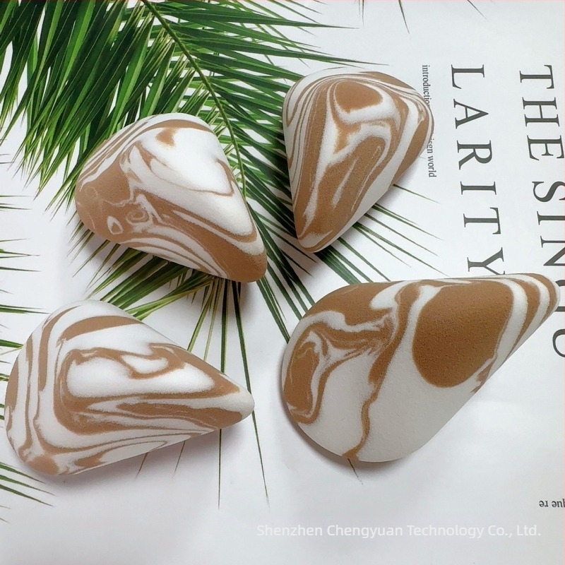 Többszínű, szabálytalan alakú sminkszivacs, nedves és száraz használatra, kamuflázs latte art dizájn, cushion alapozó pú