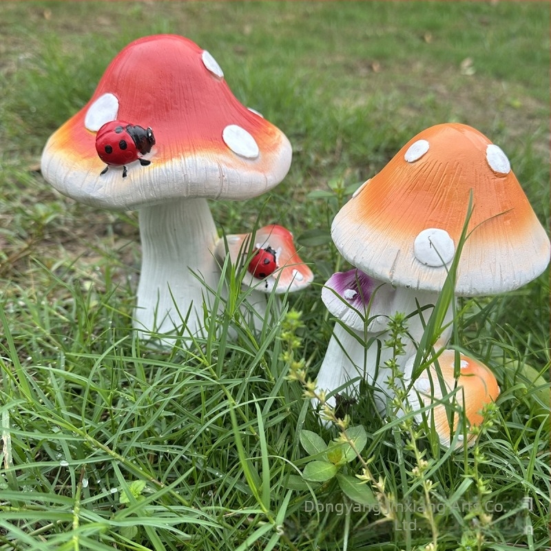 Kültéri kert- és udvardekorációhoz készült mesterséges gomba figura