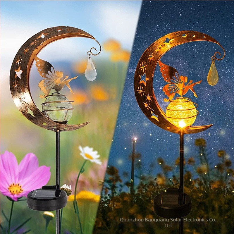 Kültéri napelemes fű-lámpa Moon Elf motívummal, kovácsoltvas díszkerthez, lyukasztott mintázattal, talajba szúrható floodlight