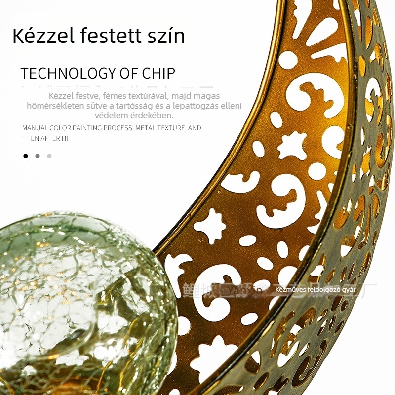 Vasból készült hold alakú, áttört mintázatú kerti lámpa napenergiával, földbe szúrható talppal, repedezett gömb formájú