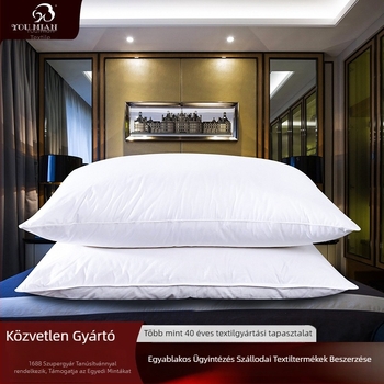Hotelminőségű pamut párna, belső pamutmaggal és poliészter töltettel, téglalap alakú, magasság 15–20 cm, puha és kényelmes.